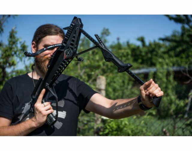 Kuša reflexná Ek-Archery COBRA R9 De Luxe 90lb – čierna
