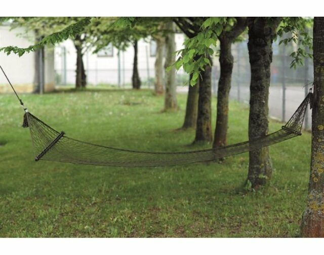 Posteľ závesná Mil-Tec “Hammock” s drevenými kolíkmi