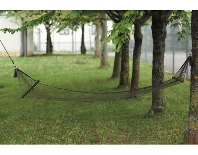 Posteľ závesná Mil-Tec “Hammock” s drevenými kolíkmi